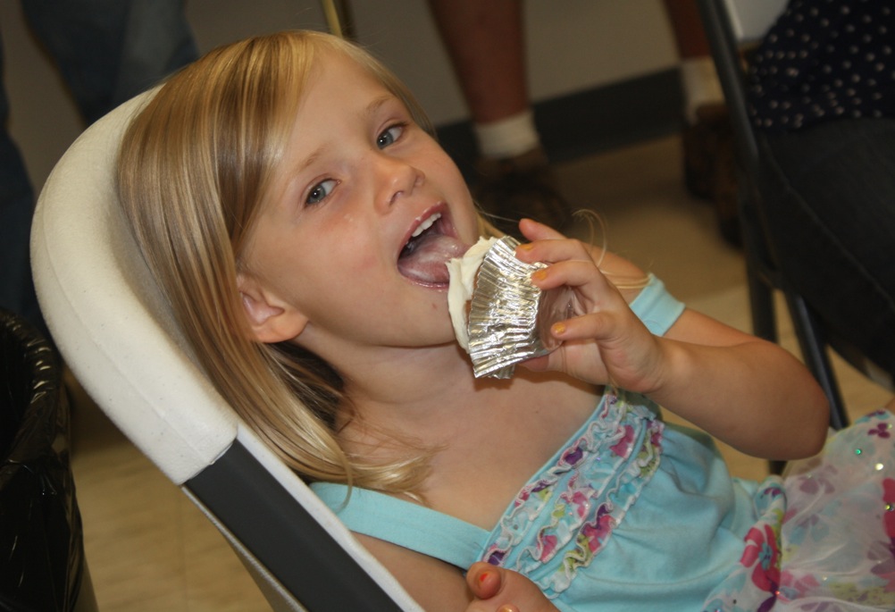 This girl loves her mama's cup cake frosting!